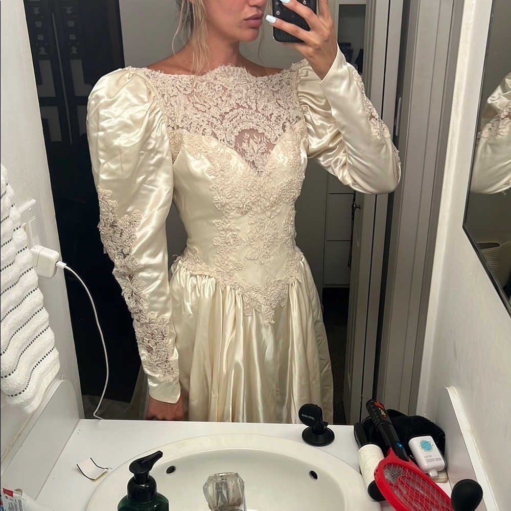 Vintage Cream Lace Wedding Dress